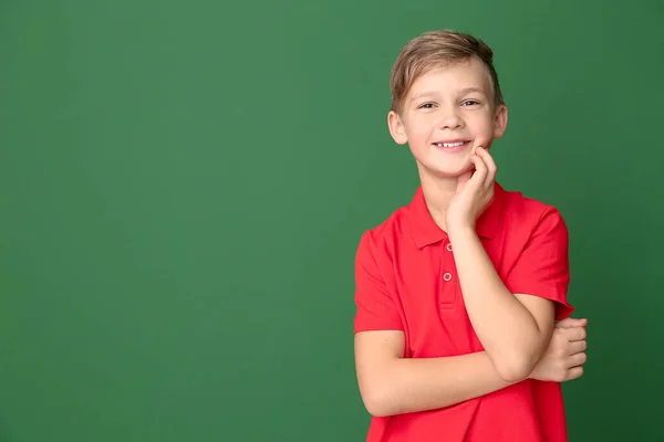 Glad Liten Pojke Med Friska Tänder Färg Bakgrund — Stockfoto