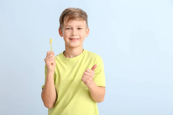 Carino Bambino Con Spazzolino Denti Mostrando Pollice Gesto Sfondo Bianco — Foto Stock