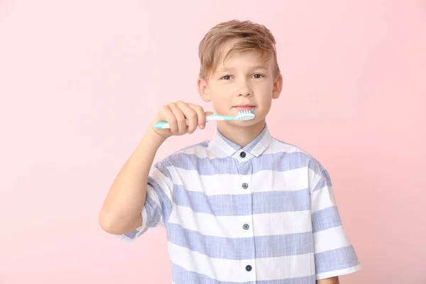 Söt Liten Pojke Med Tandborste Färg Bakgrund — Stockfoto
