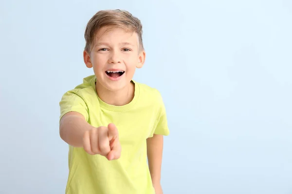 Ευτυχισμένο Μικρό Αγόρι Δείχνει Θεατή Λευκό Φόντο — Φωτογραφία Αρχείου