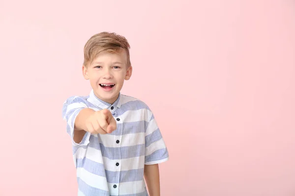 Ευτυχισμένο Μικρό Αγόρι Δείχνει Θεατή Στο Φόντο Χρώμα — Φωτογραφία Αρχείου