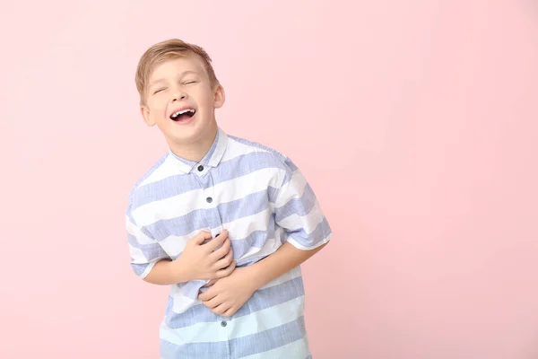 幸せな小さな男の子とともに健康な歯上の色の背景 — ストック写真