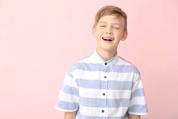快乐的小男孩 有健康的牙齿 背景是彩色的 — 图库照片
