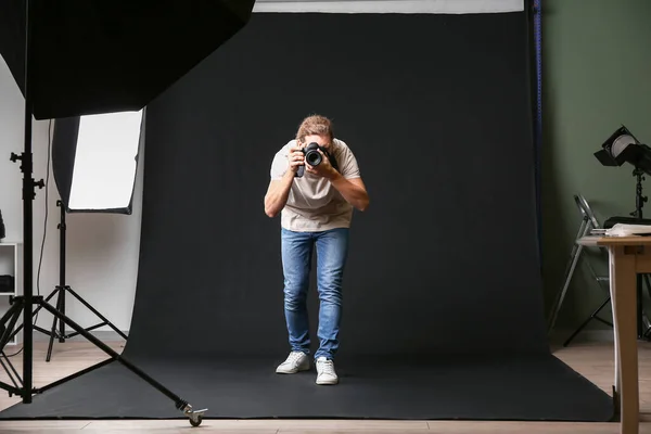 Professionell Fotograf Arbetar Studio — Stockfoto