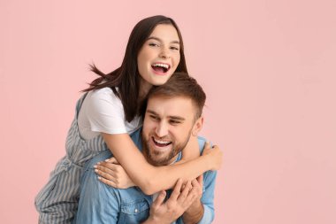 Renk arkaplanındaki mutlu arkadaşlar