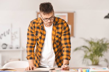 ofiste çalışan erkek iç tasarımcı