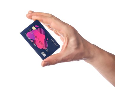 Beyaz arka planda kredi kartı olan bir erkek.