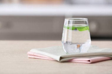 Mutfaktaki masada bir bardak taze soğuk su.