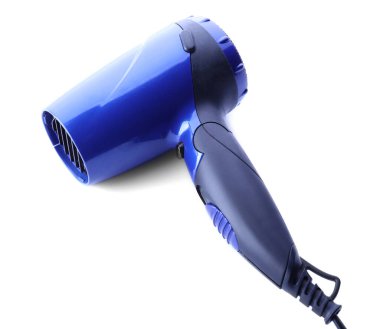 Beyaz arka planda modern saç kurutma makinesi