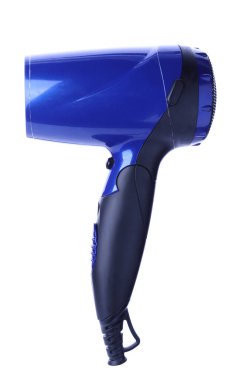 Beyaz arka planda modern saç kurutma makinesi