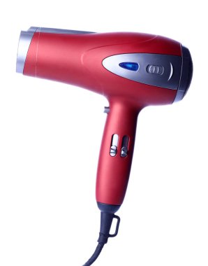 Beyaz arka planda modern saç kurutma makinesi