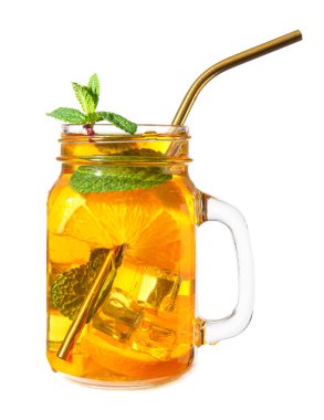 Mason kavanozu beyaz arka planda soğuk çay