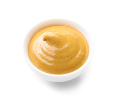 Beyaz arka planda bir kase ballı hardal sosu.