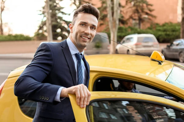 Бізнесмен Сідає Таксі Міській Вулиці — стокове фото