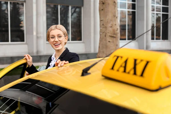 Imprenditrice Salire Taxi Sulla Strada Della Città — Foto Stock