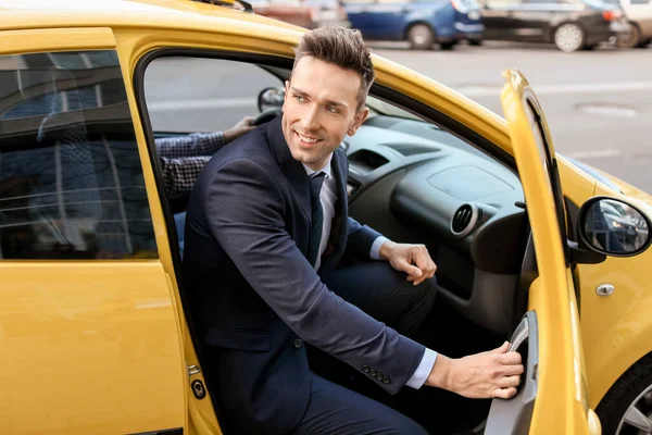 Geschäftsmann Steigt Taxi Auf Der Stadtstraße — Stockfoto