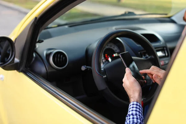 Bello Uomo Con Cellulare Guida Taxi Auto — Foto Stock