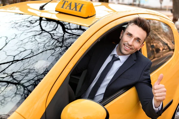 Красивый Мужчина Показывает Большой Палец Вверх Время Вождения Автомобиля Такси — стоковое фото