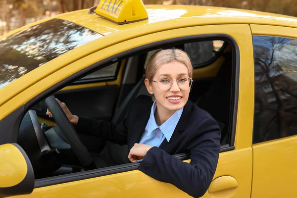 Güzel Bir Kadın Taksi Kullanıyor — Stok fotoğraf