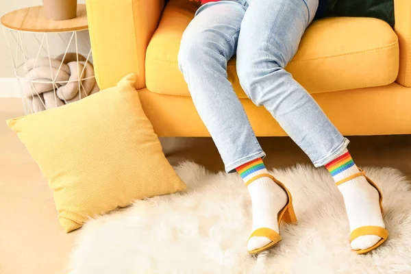 Çoraplı Sandaletli Genç Bir Kadın — Stok fotoğraf