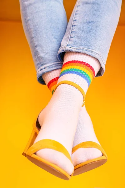 Piernas Mujer Joven Calcetines Sandalias Sobre Fondo Color —  Fotos de Stock