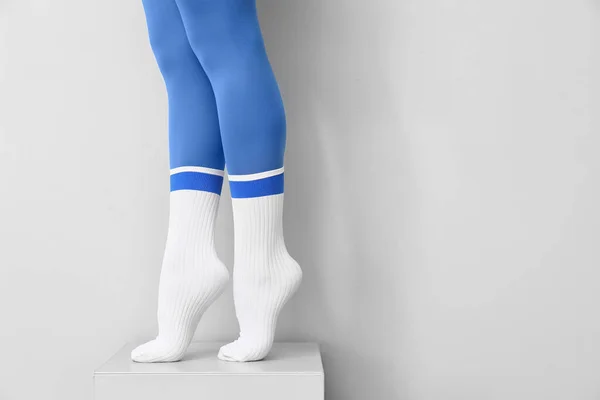 Ноги Молодої Жінки Шкарпетках Колготках Світлому Фоні — стокове фото