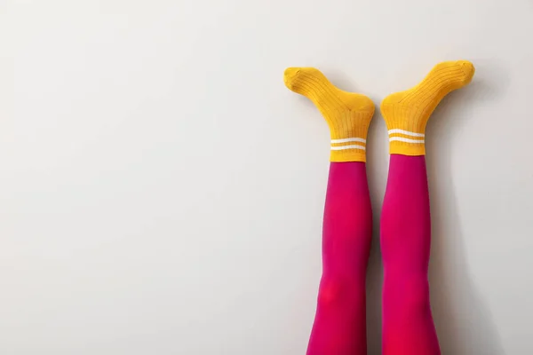 Beine Einer Jungen Frau Socken Und Strumpfhosen Auf Hellem Hintergrund — Stockfoto