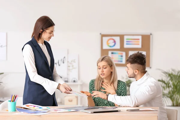 Innenarchitektin Arbeitet Mit Paar Büro — Stockfoto