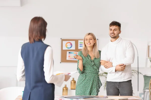 Diseñadora Interiores Femenina Trabajando Con Pareja Oficina — Foto de Stock