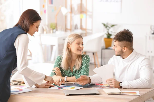 Designer Interiores Feminino Trabalhando Com Casal Escritório — Fotografia de Stock