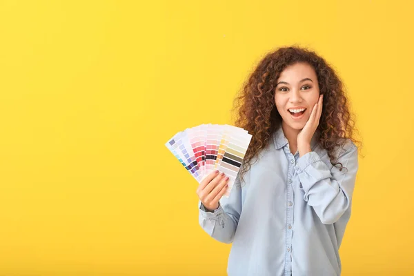 Afroamerikanerin Mit Farbpaletten Auf Gelbem Hintergrund — Stockfoto