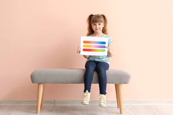 Dziewczynka Paletami Kolorów Pobliżu Różowej Ściany — Zdjęcie stockowe