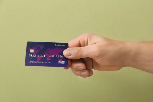 持彩色背景信用卡的男性手 — 图库照片