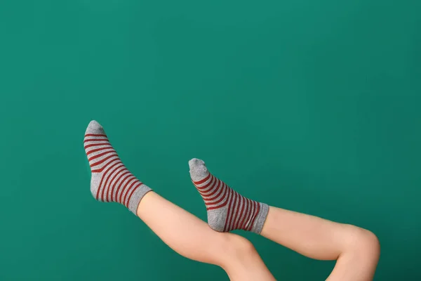 Beine Von Kleinen Mädchen Socken Auf Farbigem Hintergrund — Stockfoto