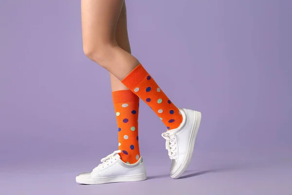 Las Piernas Mujer Joven Calcetines Zapatos Sobre Fondo Color —  Fotos de Stock