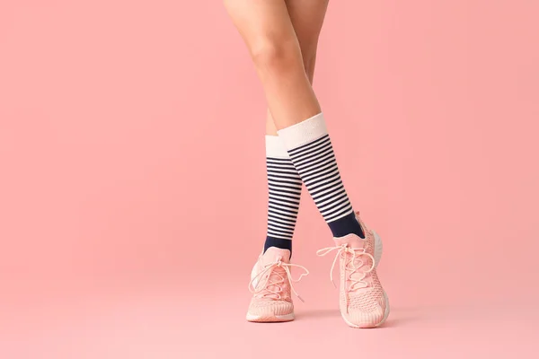 Ноги Молодої Жінки Шкарпетках Взутті Кольоровому Фоні — стокове фото