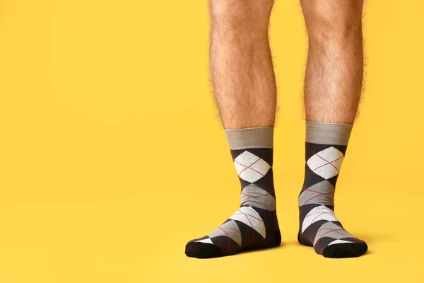 男性の足で靴下上の色背景 — ストック写真