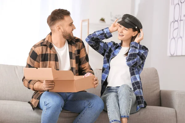 Young Couple Unpacking Parcel Home — Stock Photo, Image