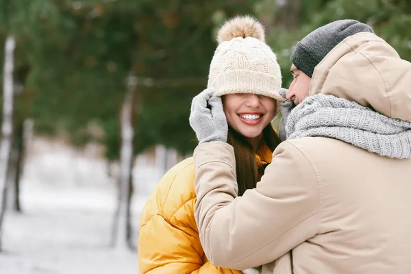 幸せな若いカップルで公園で冬の日 — ストック写真
