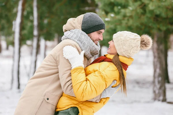 Jovem Casal Feliz Parque Dia Inverno — Fotografia de Stock