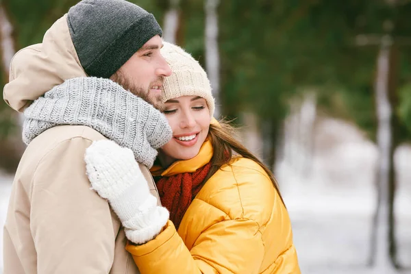 Glückliches Junges Paar Einem Wintertag Park — Stockfoto