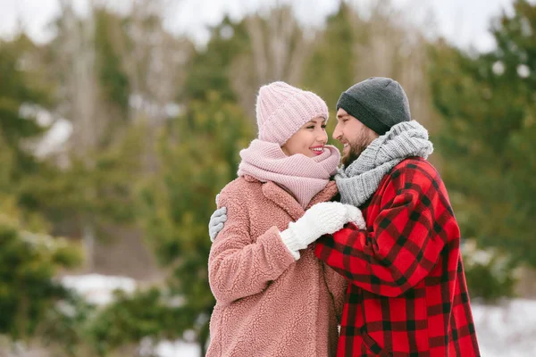 Happy Young Couple Park Winter Day — Stock Photo, Image