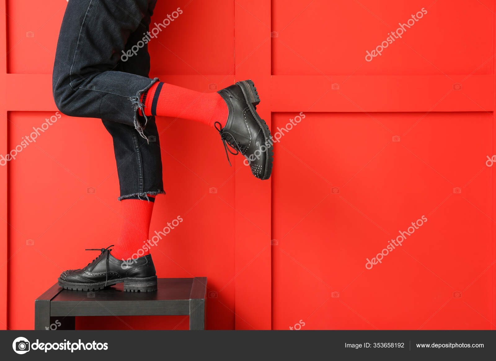 Mujer Joven Calcetines Zapatos Jeans Sobre Fondo Color: fotografía de stock © serezniy #353658192 | Depositphotos