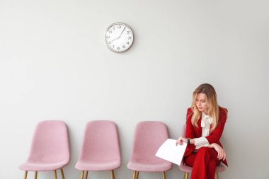 Genç kadın kapalı iş görüşmesi için bekliyor