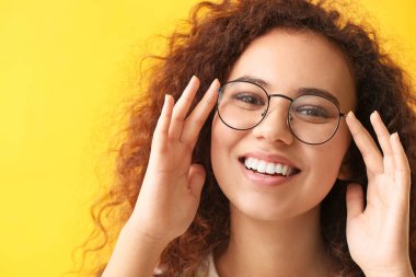 Renkli arka planda sağlıklı dişleri olan mutlu kadın.