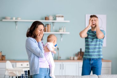 Stresli çift evde doğum sonrası depresyon yaşıyor.