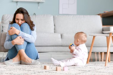 Evde doğum sonrası depresyon geçiren genç bir kadın var.