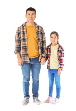 Mutlu Asyalı adam ve küçük kızı beyaz arka planda