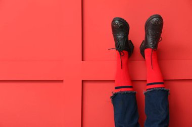 Arka planda çoraplı, ayakkabılı ve kot pantolonlu genç kadınların bacakları