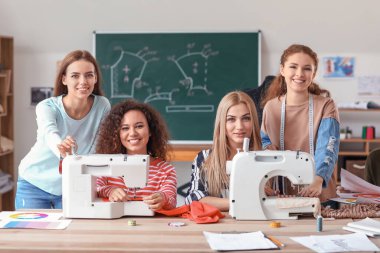 Atölyedeki terzi kursunda genç kadınlar